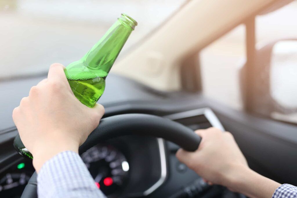 ¿Pueden los pasajeros beber alcohol en un coche?