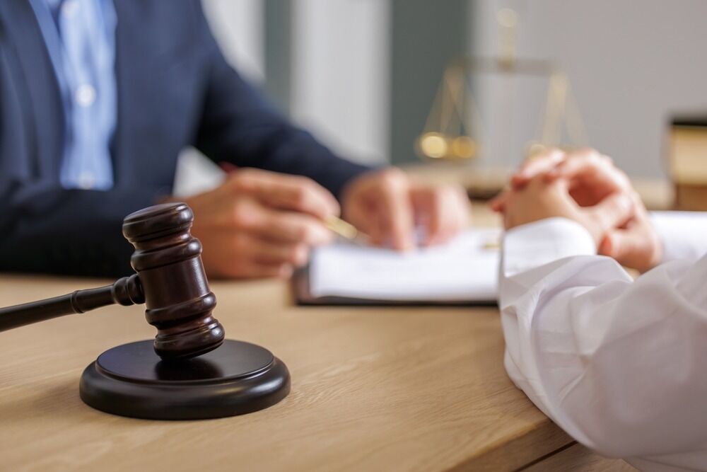 ¿Qué actos califican como falsificación según la ley de Arizona?