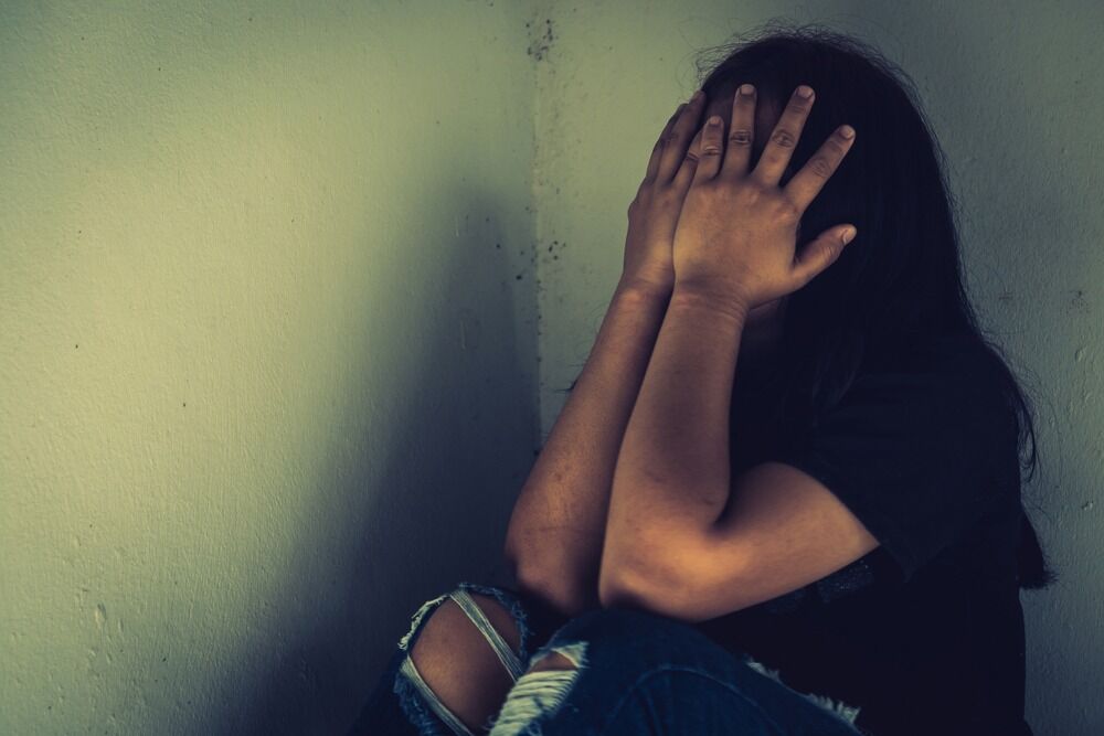 ¿Qué circunstancias desencadenan cargos por conducta sexual con un menor?