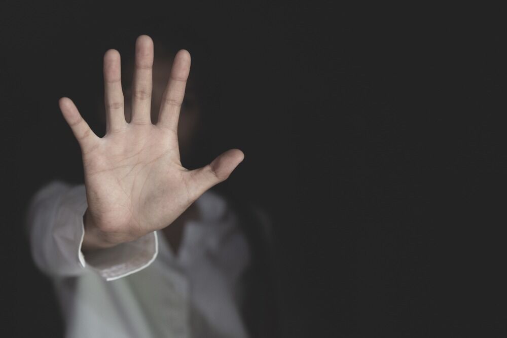 ¿Qué elementos debe probar el estado para los cargos de violación en Arizona?