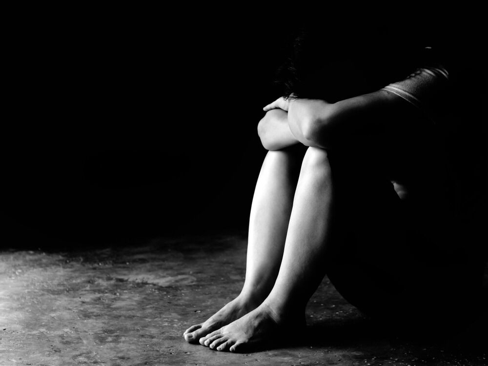 ¿Qué se considera agresión sexual según la ley de Arizona?