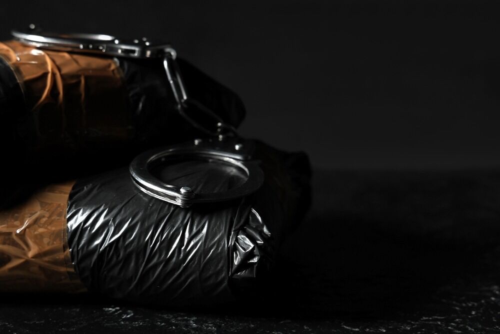 ¿Qué sustancias y cantidades desencadenan cargos por posesión de drogas?