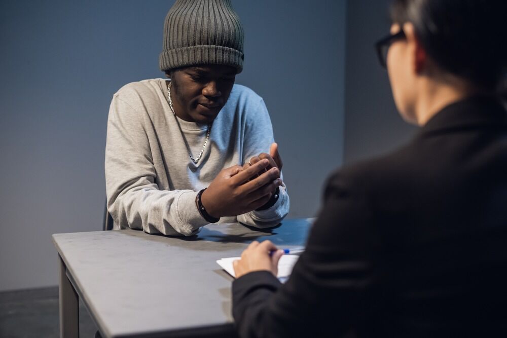 ¿Cómo puede un abogado defensor penal ayudar con un cargo de asesinato?