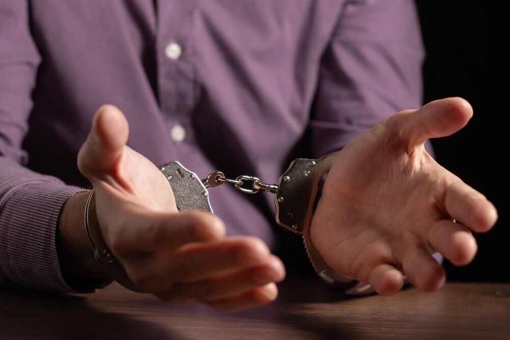 ¿Qué debo hacer si me acusan de asesinato en Arizona?