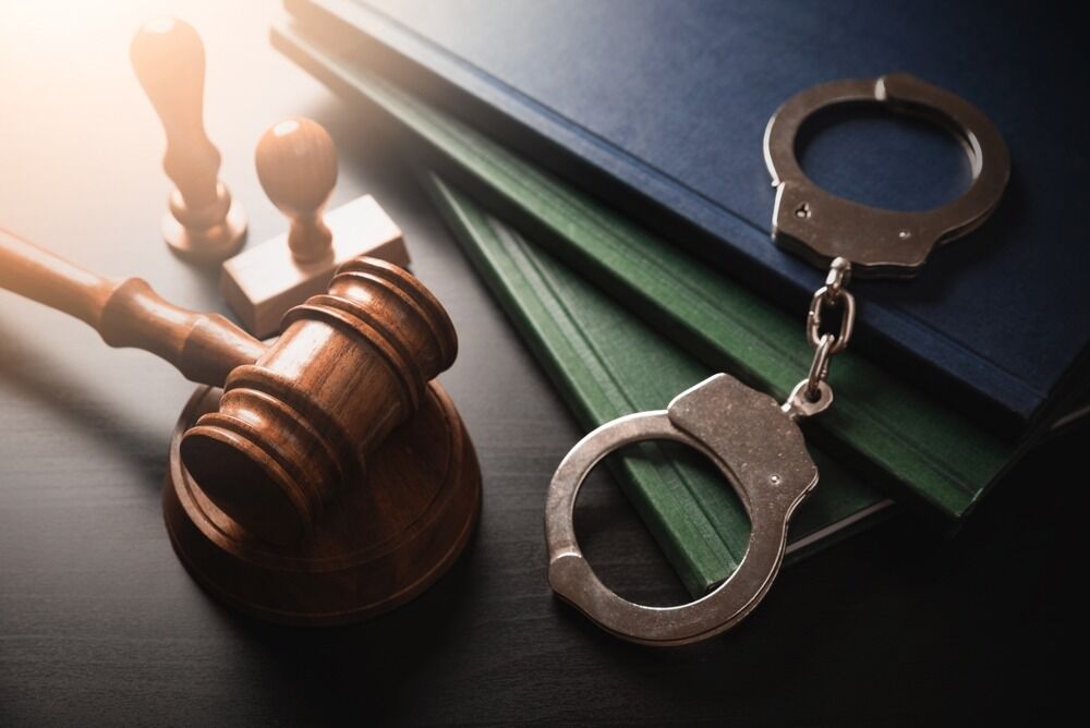 ¿Qué evidencia ayuda a defender un cargo de sexo no consensuado?